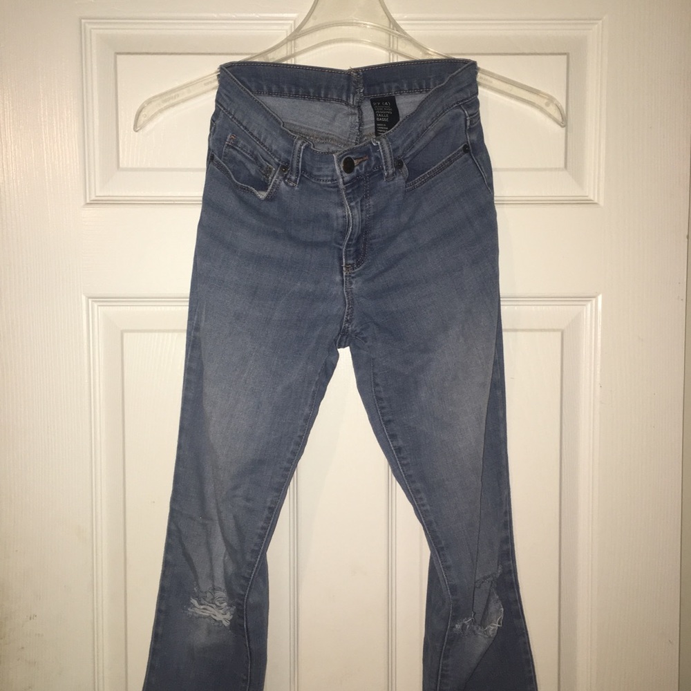 DISTRESSED BLUE JEANS